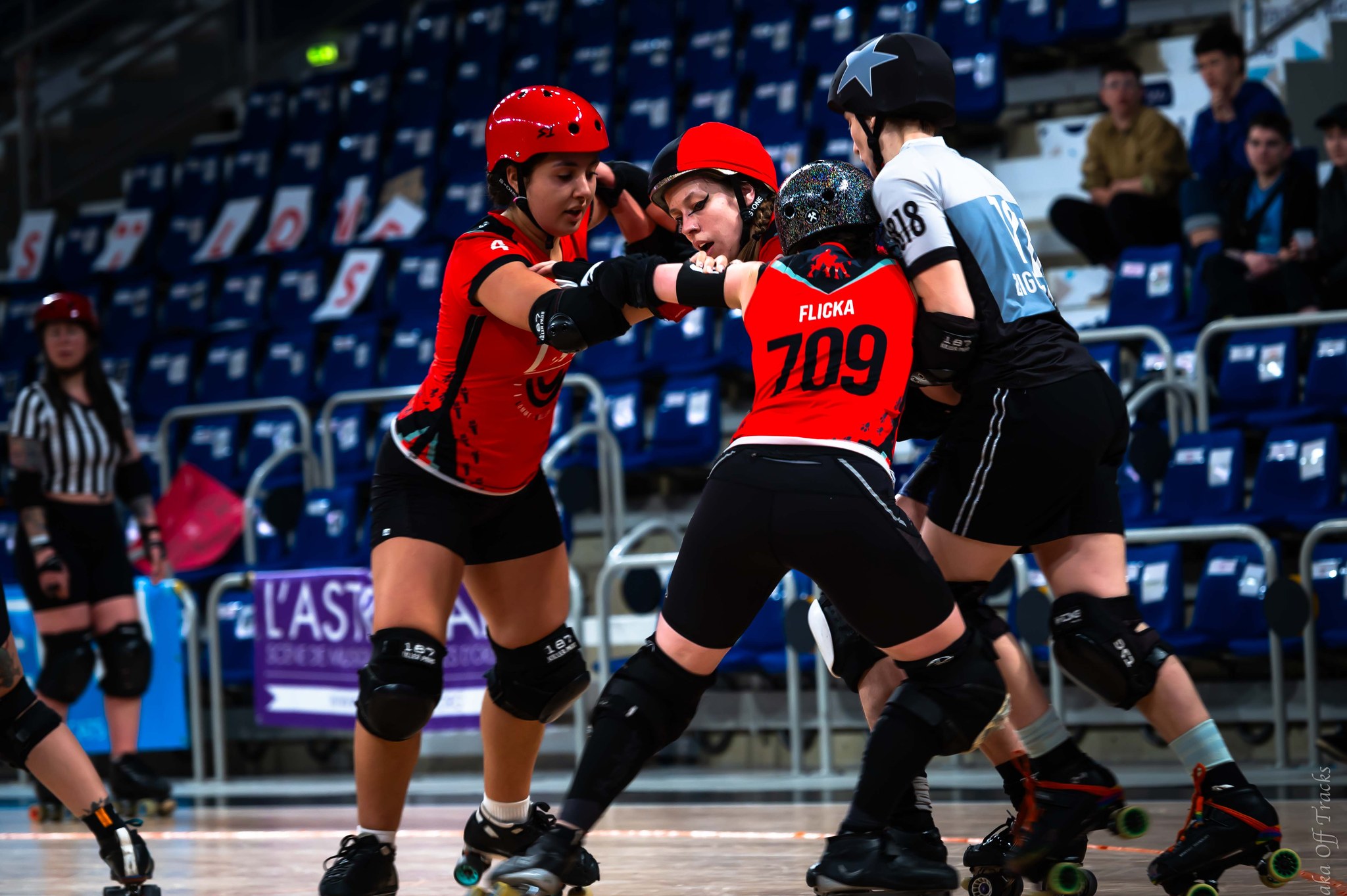 Les bloqueuses de Lomme Roller Derby bloquant le jammer de Nantes.