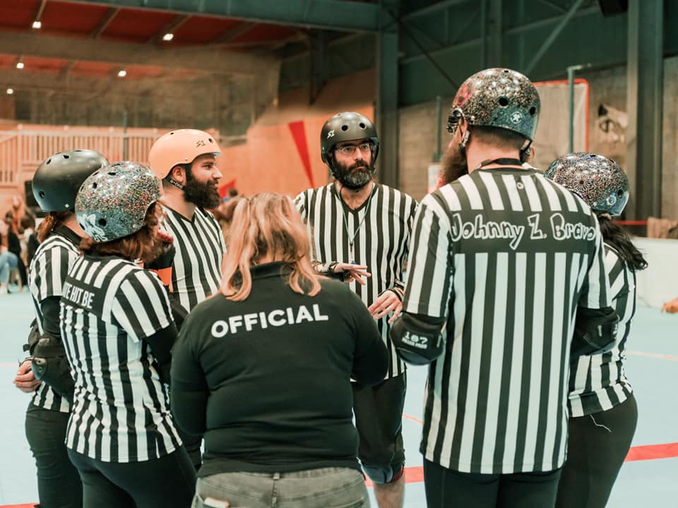 arbitres / referees de roller derby en pleine discussion